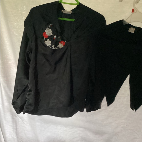Black silk shirt, and shorts , flowers - Picture 3 of 3